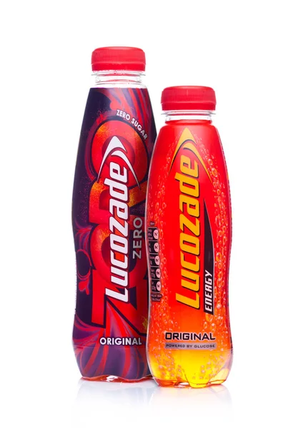 Лондон, Великобританія - 24 січня 2018: Пляшки Lucozade оригінальних і нуль лимонад безалкогольний напій на білому — стокове фото