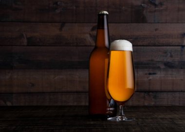 Cam ve bir golden lager bira köpük ile