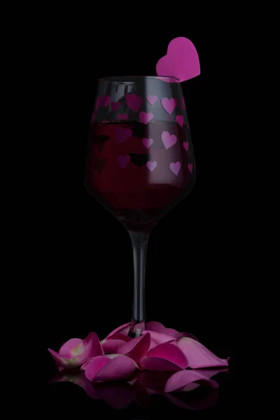 Copa de vino tinto con forma de corazón rojo y rosa — Foto de Stock