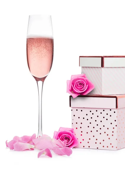 분홍색 선물 상자와 핑크 샴페인의 유리 — 스톡 사진