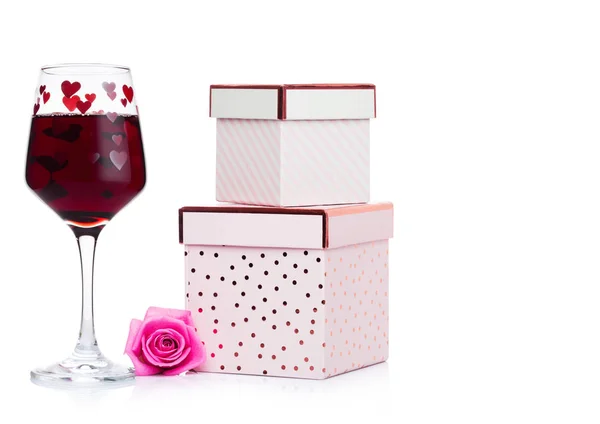 마음과 분홍색 선물 상자 레드 와인의 유리 — 스톡 사진