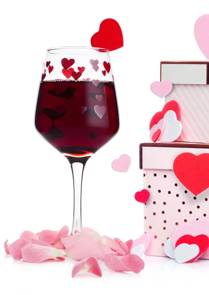 Glas rode wijn met hart en roze doos van de gift — Stockfoto