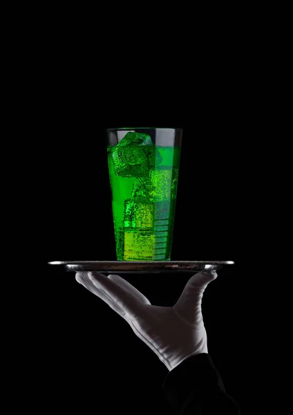 Hand mit Handschuh hält Tablett mit Glas grüne Soda — Stockfoto