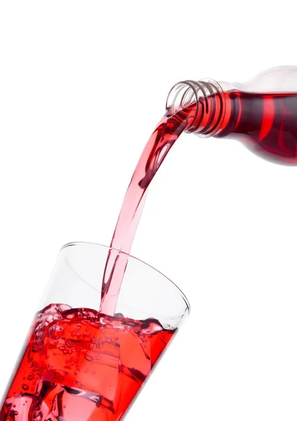 Cranberry rood sap uit fles met glas gieten — Stockfoto