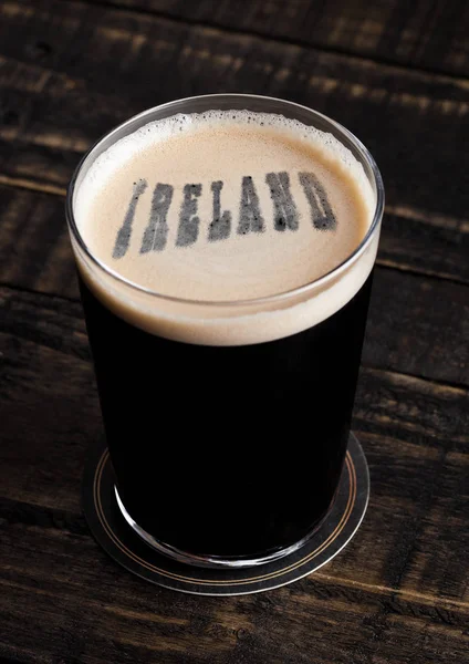 Şişman bira üst cam İrlanda ile şekil mektuplar — Stok fotoğraf