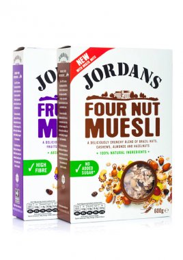 Londra, İngiltere - 02 Şubat 2018: Jordans kutuları meyve ve fındık müsli beyaz.