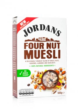 Londra, İngiltere - 02 Şubat 2018: Jordans kutu meyve ve fındık müsli beyaz.