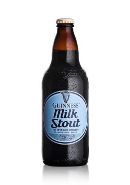 Londra, İngiltere - 02 Şubat 2018: Soğuk şişesini Guinness süt Stout koyu beyaz.