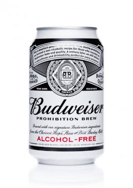 Londra, İngiltere - 02 Şubat 2018: Alüminyum kutu Budweiser alkol ücretsiz bira beyaz.