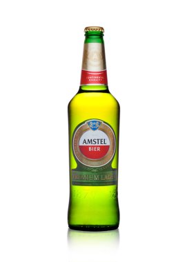 Londra, İngiltere - 02 Şubat 2018: Soğuk şişe Amstel Premium lager bira beyaz.