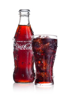 Londra, İngiltere - 02 Şubat 2018: Soğuk şişe ve cam diyet Coca Cola İçecek buzlu ve çiğ beyaz. İçki üretilen ve Coca-Cola Company tarafından üretilen.