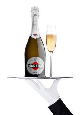 Londra, İngiltere - 24 Kasım 2017: El eldiven ile Martini Asti şampanya şişe ve cam tutar