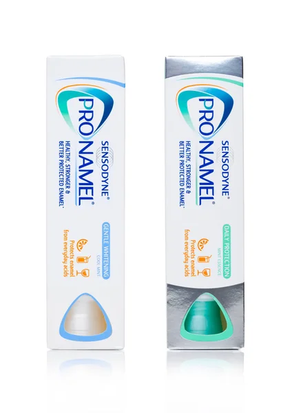 LONDRES, Reino Unido - FEVEREIRO 02, 2018: Sensodyne PRONAMEL tubos de pasta de dentes sobre branco . — Fotografia de Stock
