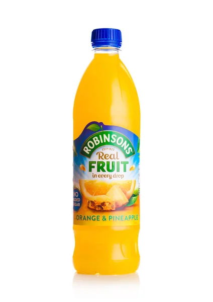 LONDRES, Reino Unido - 02 DE FEBRERO DE 2018: Botella de Robinsons Zumo de fruta con sabor a naranja y piña sobre blanco . —  Fotos de Stock