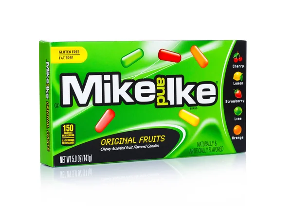 Londýn, Uk - 02 února 2018: Pack Mike a Ike želé bonbóny na bílém. — Stock fotografie