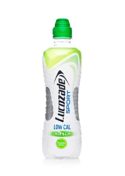Лондон, Великобританія - 02 лютий 2018: Низький калорій пляшку Lucozade спорт соди енергетичний напій на білий. — стокове фото