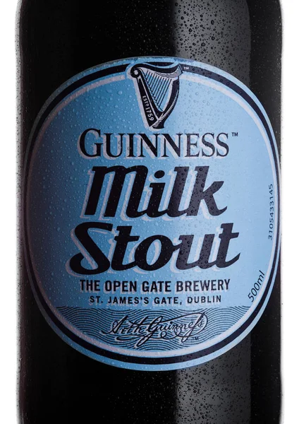 London, Verenigd Koninkrijk - 02 februari 2018: Fles lable van Guinness Milk Stout donker bier op wit. — Stockfoto
