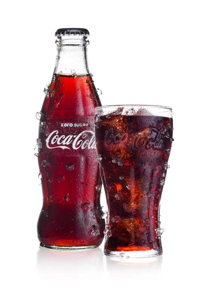 Londra, İngiltere - 02 Şubat 2018: Soğuk şişe ve bardak beyaz buz ve çiğ olarak sıfır Coca Cola İçecek. İçki üretilen ve Coca-Cola Company tarafından üretilen.