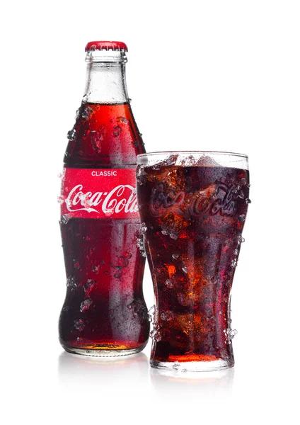 Londra, İngiltere - 02 Şubat 2018: Soğuk şişe ve bardak beyaz buz ve çiy ile klasik Coca Cola İçecek. İçki üretilen ve Coca-Cola Company tarafından üretilen.