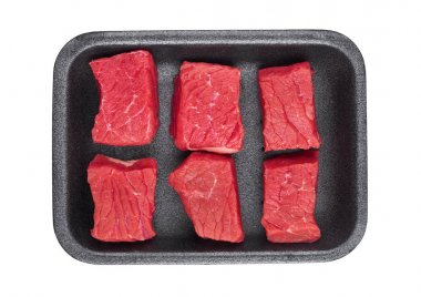 Plastik tepsi içinde taze çiğ biftek et parçaları