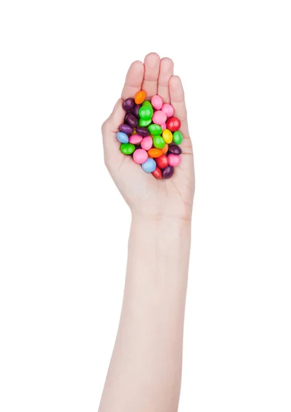 La mano femenina sostiene caramelos de chocolate de color redondo — Foto de Stock