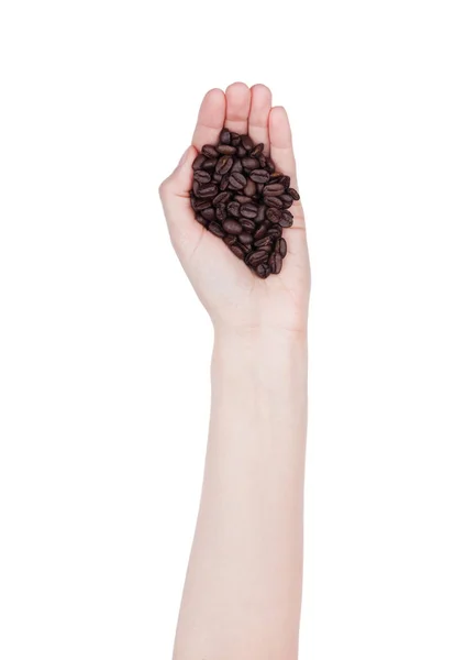 La mano femenina sostiene granos de café frescos sueltos — Foto de Stock