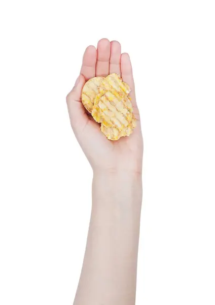 Ręka trzymać oleju niezdrowe chipsy ziemniaczane — Zdjęcie stockowe