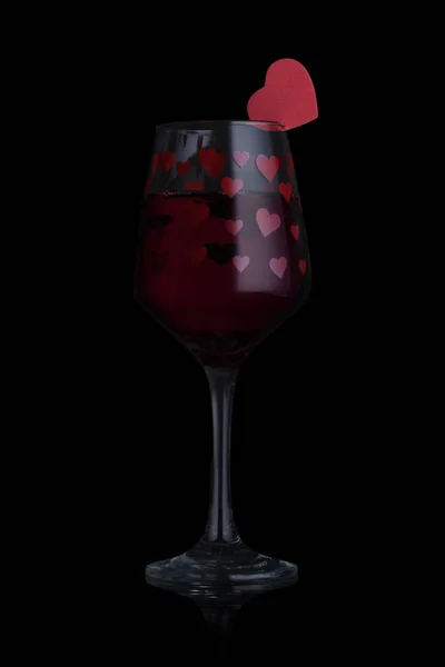Copa de vino tinto con forma de corazón rojo y rosa — Foto de Stock