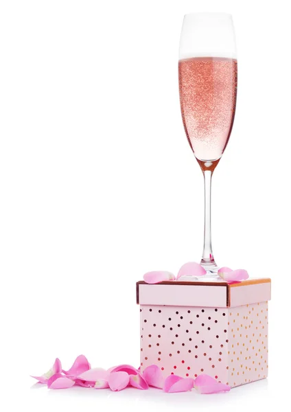 핑크 선물 상자 위에 핑크 샴페인의 유리 — 스톡 사진