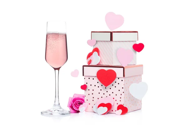 마음과 선물 상자와 핑크 샴페인의 유리 — 스톡 사진