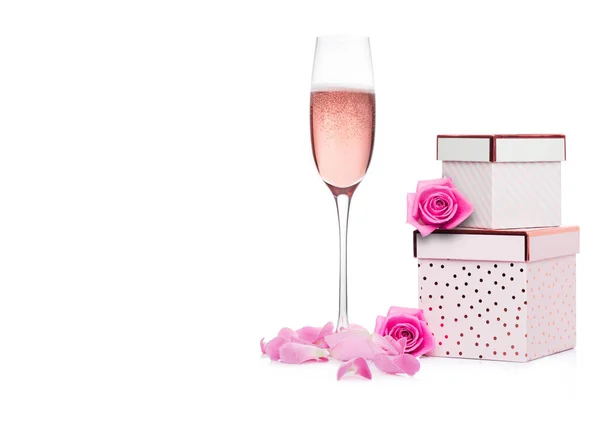 분홍색 선물 상자와 핑크 샴페인의 유리 — 스톡 사진