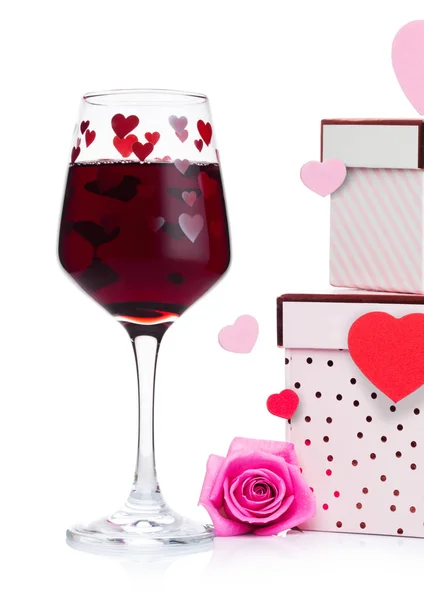 Verre de vin rouge avec coeur et boîte cadeau rose — Photo