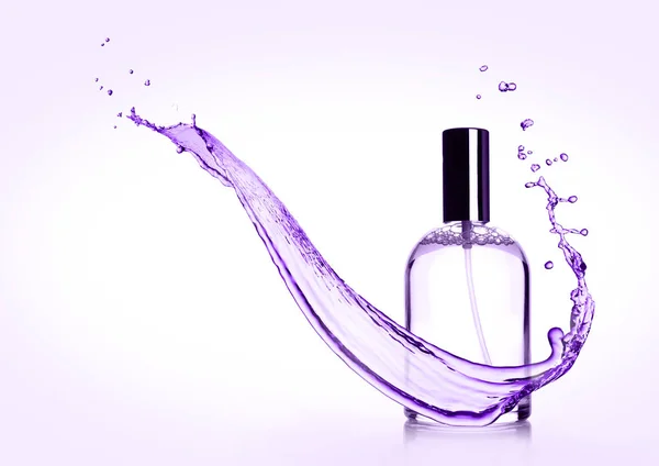 Lyxiga violett flytande parfymflaska med stänk — Stockfoto