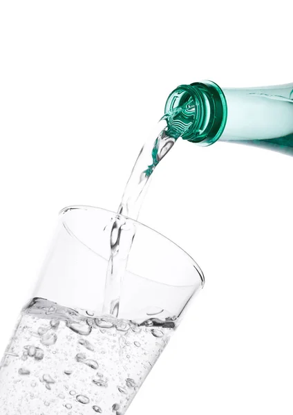 Verter agua mineral espumosa de la botella — Foto de Stock