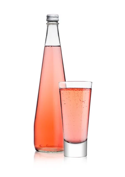 Fles en glas sprankelende roze soda limonade — Stockfoto