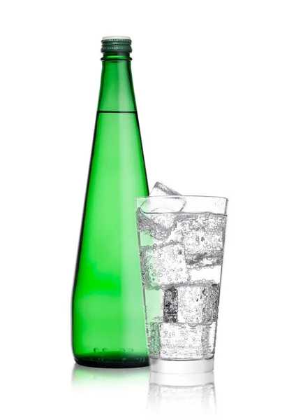 Μπουκάλι και ποτήρι με υγιή ανθρακούχο νερό — Φωτογραφία Αρχείου