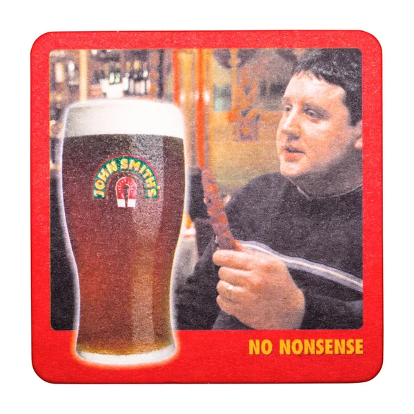 London, Verenigd Koninkrijk - 04 februari 2018: John Smith's bier bierviltje achtbaan geïsoleerd op wit. — Stockfoto