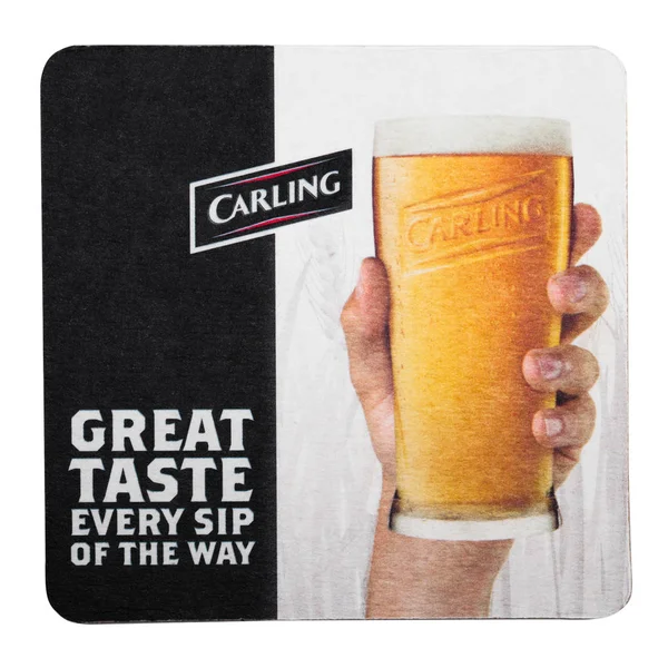 Londýn, Uk - 04 února 2018: Carling pivo originální pivní tácek dráha izolované na bílém. — Stock fotografie