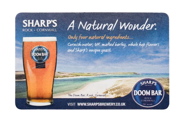 Londýn, Uk - 04 února 2018: Sharp pivovar Doom Bar pivní tácek dráha izolované na bílém. — Stock fotografie