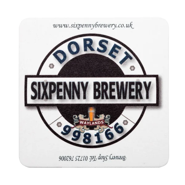 LONDRES, Reino Unido - FEVEREIRO 04, 2018: Sixpenny Brewery beermat coaster isolado em branco . — Fotografia de Stock