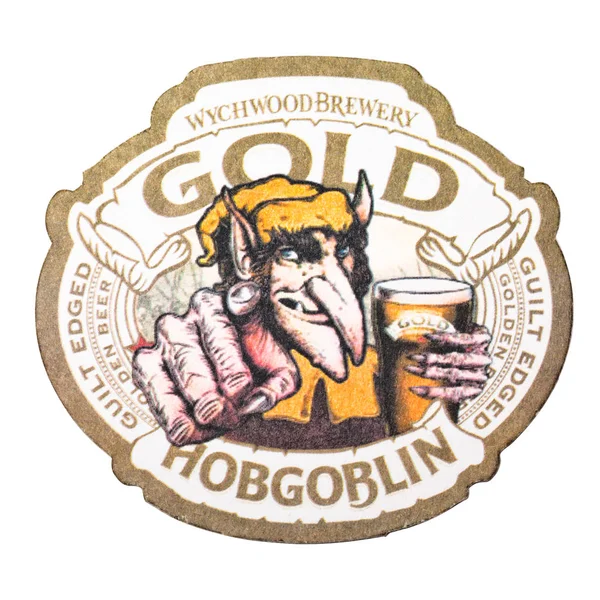 Londýn, Uk - 04 února 2018: Hopgoblin zlatý originální pivní tácek dráha izolované na bílém. — Stock fotografie