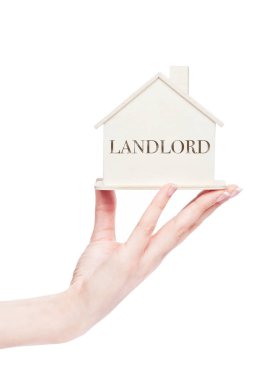 Ahşap ev modeli metin ile tutarak el