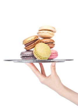 El ile şekerli tatlı macarons tepsisi taşıyabilir