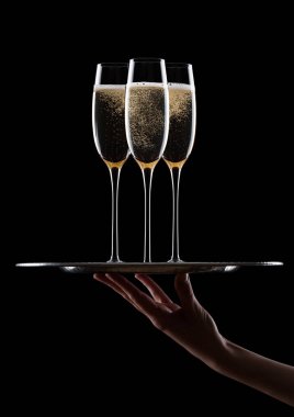 El tepsisi sarı şampanya bardağı ile taşıyabilir