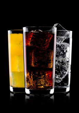 Gözlük cola ve portakallı soda içecek ve limonata