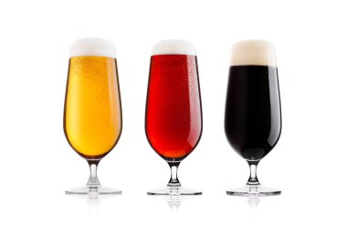 Lager bira çiğ ile kalın ve kırmızı soğuk gözlük