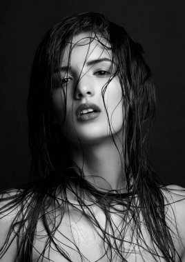 Güzellik makyaj ıslak saç moda model bir kırmızı dudaklar