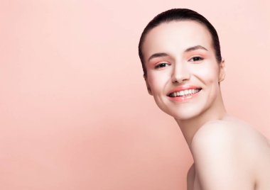 Beautyl kız doğal makyaj spa Cilt Bakımı pembe üzerinde