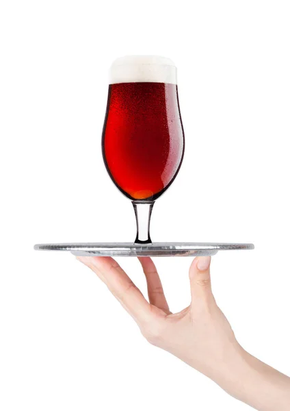 Mână ține tava cu bere rece roșie cu spumă — Fotografie, imagine de stoc