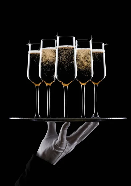 Ręka z rękawicy posiada tacy kieliszki do szampana — Zdjęcie stockowe